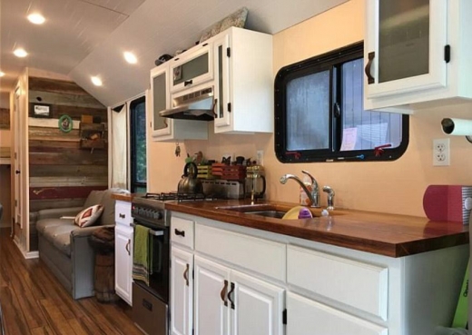 주방 옆에 놓여있는 소파. 주방과 거실을 작은 사이즈로 합쳐놓았다. (사진=데일리메일 캡쳐)