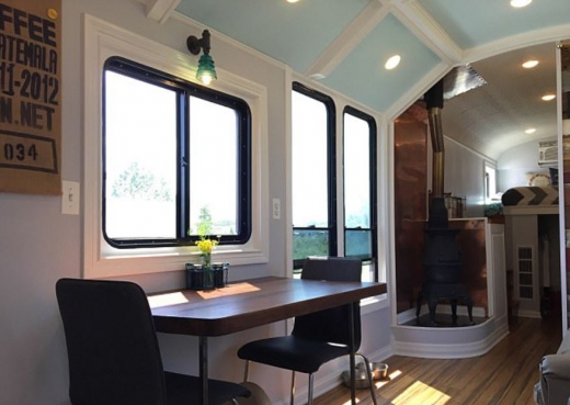 부부가 함께 식사를 하거나 이야기를 나눌 수 있는 테이블, 그 뒷편에는 나무를 뗄 수 있는 화덕. (사진=데일리메일 캡쳐)