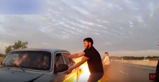 생각처럼 자동차 문은 단번에 열리지 않았다. (사진=유튜브 캡쳐)