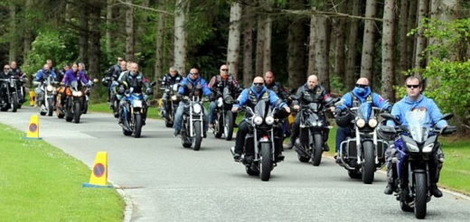 에일레이드의 죽음을 애도하기 위해 약 30대의 오토바이 행렬이 이어졌다. (사진=데일리메일 캡쳐)