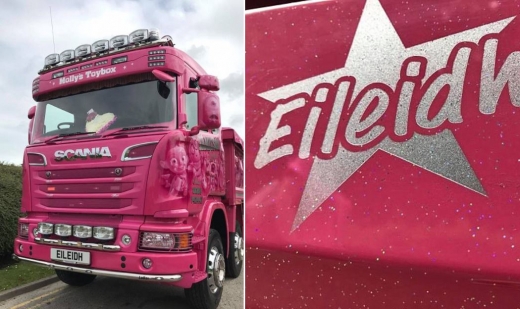에일레이드가 좋아하는 캐릭터 이미지가 새겨진 핑크색 화물 자동차. 팝음악이 울려퍼졌고, 번호판에는 ‘에일레이드’라고 적혀있었다. (사진=데일리메일 캡쳐)