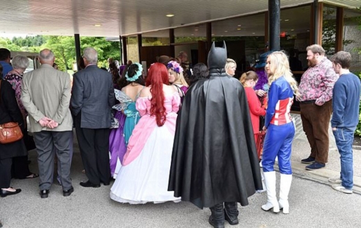 언니 세리스(13)는 ‘우리는 평생 자매지간이다’라는 문맥이 담긴 시를 낭송했고, 식이 끝나자 에일레이드가 좋아하는 노래 ‘렛잇 고’가 연주됐다. (사진=데일리메일 캡쳐) 