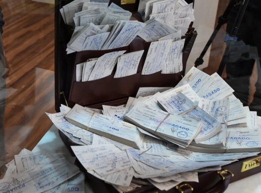 마약 카르텔이 정치인, 고위 공무원들에게 뇌물로 제공했던 수표 다발들. (사진=RPP)