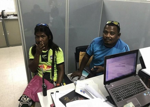 패러 세일링 직원들이 경찰 조사를 받고 있다. (사진=데일리메일 캡쳐)