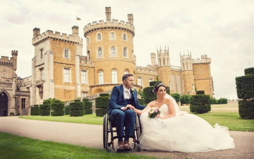 15일 잉글랜드 노팅엄셔에 있는 비버성에서 사지 마비 환자 제임스 소프(29)와 피앙세 미케일라 왓슨(33)의 결혼식이 치러졌다.