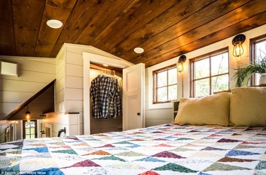 옷장과 더블침대가 있는 침실. 침대 밑에도 서랍을 달아 수납할 수 있도록 했다. (사진=데일리메일)