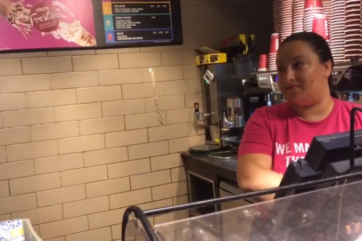 옆에 있던 다른 직원도 아드리안의 부탁을 거절하긴 마찬가지였다. (사진=유튜브 캡쳐)