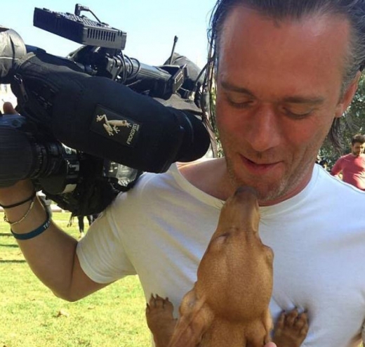 노숙자에게 작은 선행을 베풀려했던 아드리안. (사진=데일리메일 캡쳐)