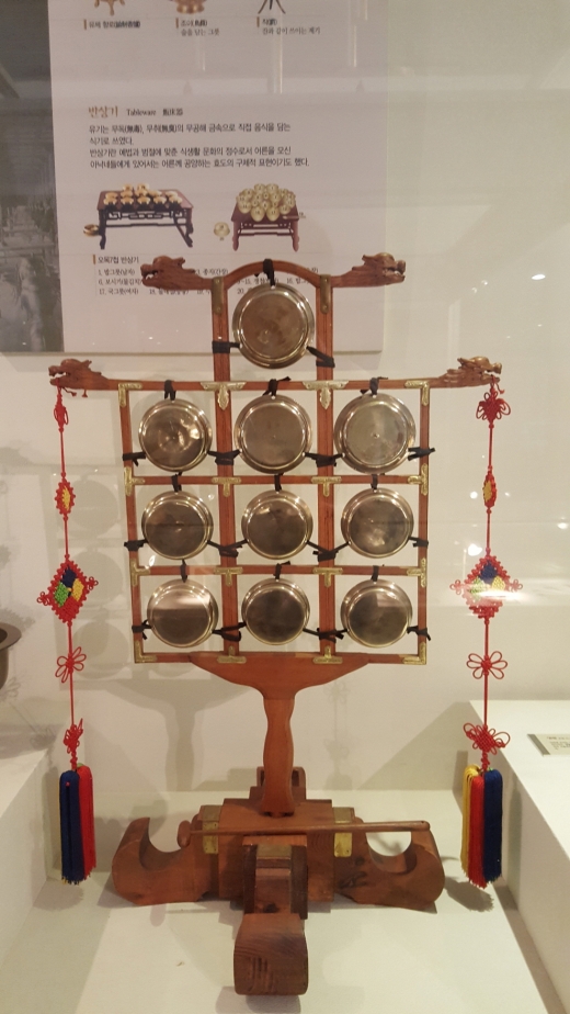 작은 놋쇠 징 10개를 달아 놓고 나무 막대로 소리를 내는 악기로 명칭은 운라다.