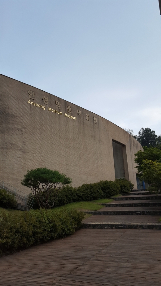 여름 해질녘 안성맞춤 박물관 마당은 푸른 녹음이 짙어 시원한 휴식 공간을 내어준다.