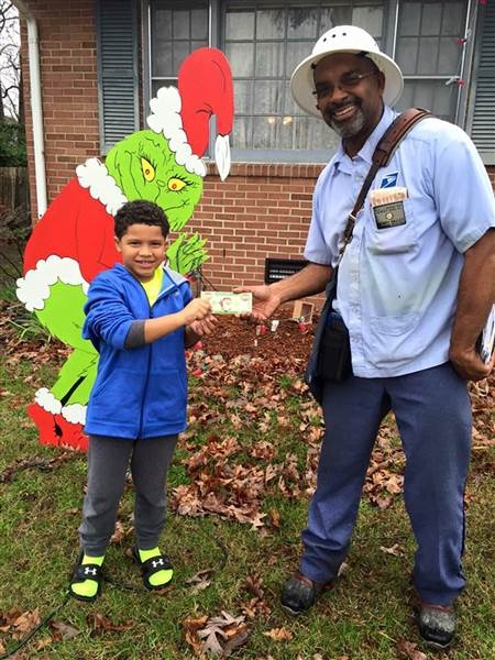 카르민과 우체부 헨리. (사진=엔비씨)