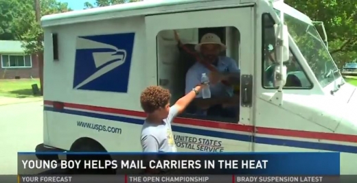 카르민이 아저씨에게 물 한병을 건네고 있다. (사진=유튜브 캡쳐)