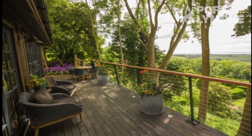 2층 발코니에서는 바다가 보이며 석양을 즐길 수도 있다. - 아스피널 재단/유튜브