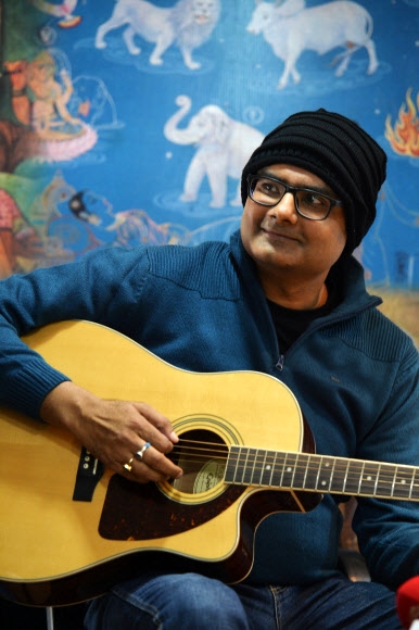 그는 음악가 근육긴장이상 증상으로 자유롭게 기타를 연주 할 수 없었다.