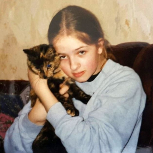 길냥이 샤샤를 데려온지 1년 정도 후, 베스의 딸과 함께 찍은 사진. (사진=데일리메일 캡쳐)