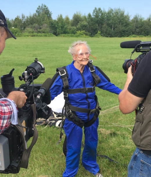 들판에 착륙한 할머니는 “내가 해냈다! 정말 행복하다. 믿지 못하겠지만 하늘 위는 매우 조용했고 아름다웠다”라는 소감을 밝혔다. (사진=CBC)