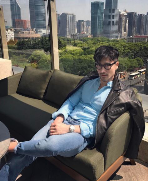 검고 윤기나는 머리카락과 멋있는 옷차림도 그를 돋보이게 하는 요소다. (사진=인스타그램)