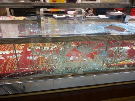 견고하게 제작된 유리 진열장은 금이가고 깨지긴했지만 끝까지 보석들을 지켜냈다.