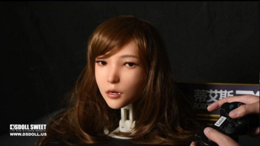 로봇의 머리 부분은 기존의 성인용 인형에 호환할 수 있도록 개발됐다. (사진=돌스위트돌 제공)