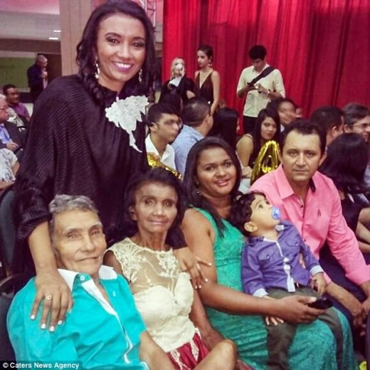 로자니의 졸업식을 축하해주기 위해 한자리에 모인 가족들.