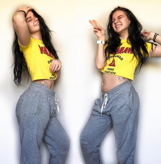 심지어 그녀는 단순히 배를 집어넣는 것뿐만 아니라 허리를 뒤로 젖히거나 굴곡을 만들고 또는 허리를 비스듬히 만드는 등 자세에 따라서도 체형을 완전히 다르게 보이게 할 수 있다는 것을 보여준다.