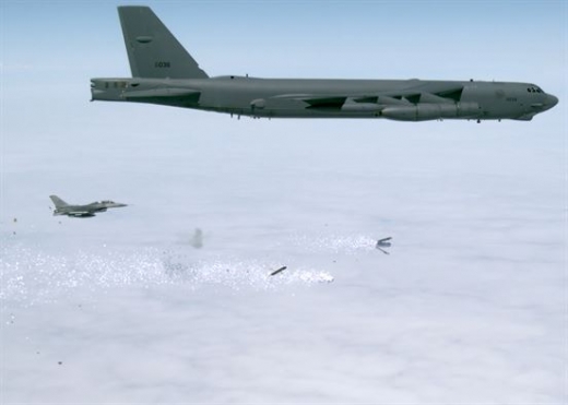 전단폭탄을 투하하는 B-52H 전략폭격기 (사진=미 공군 힐 공군기지 제공) 전단폭탄을 투하하는 B-52H 전략폭격기 (사진=미 공군 힐 공군기지 제공)