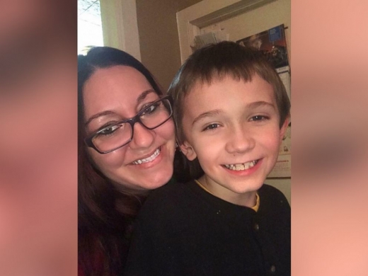 크리스털 스카윈스키(왼쪽)와 그녀의 조카 로비 에퀴예(9)