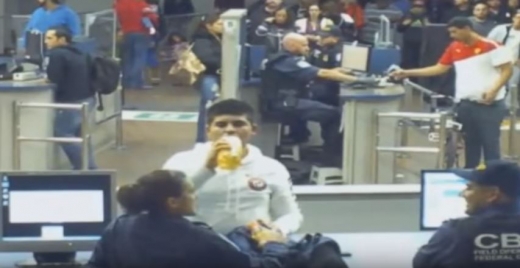 사과주스라는 것을 입증해보라며 공항 검색대 직원들은 크루즈를 부추겼다.