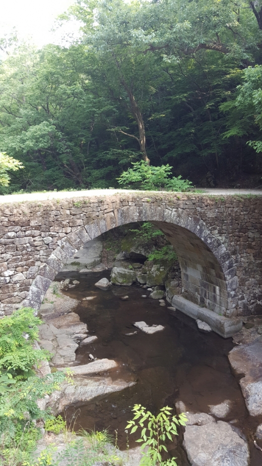 선암사의 유명한 승선교. 보물 제400호. 높이 7m, 길이 14m, 너비 3.5m로 화강암으로 아치형 다리로 임진왜란 이후 만들어졌다.