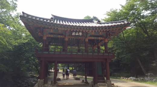 신선이 내려온 누각이라는 뜻의 강선루. 선암사의 문루(門樓) 역할을 하는 팔작지붕의 2층 누각이다.