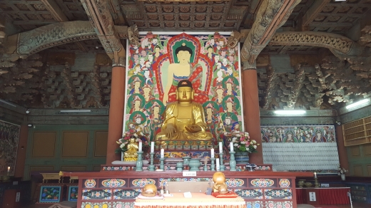 선암사의 주불은 석가모니불이다. 석가모니불을 모신 대웅전은 선암사의 중심 법당으로 가람의 한가운데 있다.