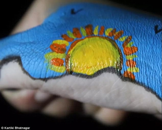 카르티키의 손에서 떠오르는 태양.