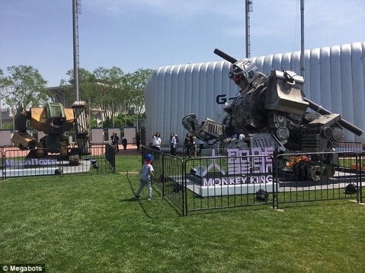 ‘몽키 킹’이라는 이름의 이 로봇은 회전식 머리에 조종사 1명이 탑승하며 원숭이처럼 네 발 모두를 사용할 수 있는 것으로 알려졌다.