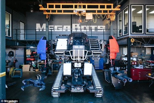 ‘이글 프라임’이라는 이름이 붙여진 이 로봇은 전고 약 5m, 중량 약 12t의 대형 로봇으로, 출력은 430마력이나 된다.