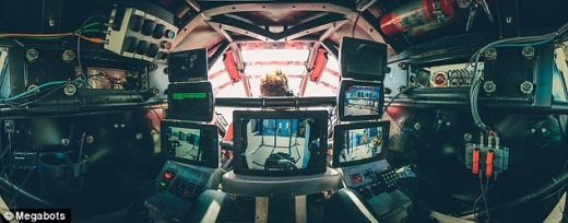 이 최신 로봇 역시 마크3처럼 머리 부분에 인간 조종사가 앉아 구동할 수 있다. 탑승 인원은 2명이다.