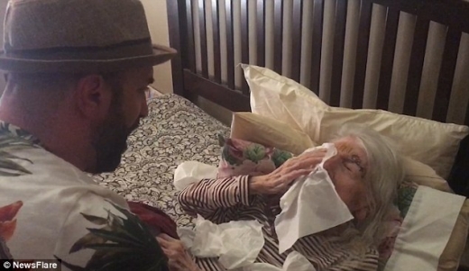 할머니는 자신의 애창곡을 불러주는 손자를 끝까지 지그시 바라보며 눈물을 훔쳤다.