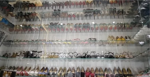 그녀가 그다음으로 좋아하는 액세서리는 구두다. 그녀의 드레스룸에는 디자이너 제품 수백 켤레가 전시돼 있다.