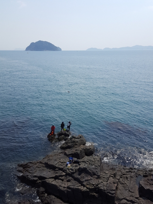 연대도 앞바다 돌섬 위에서 바다 낚시를 하는 풍경은 여름 피서의 절정을 보여준다.