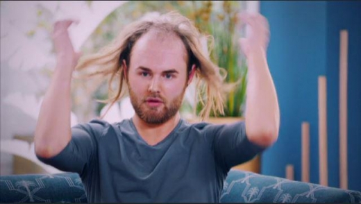 긴 머리카락과 반다나로 숨겨왔던 마이크의 민머리.