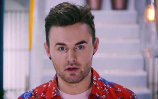 마이크는 자신의 달라진 모습을 쉽사리 받아들이지 못했다.