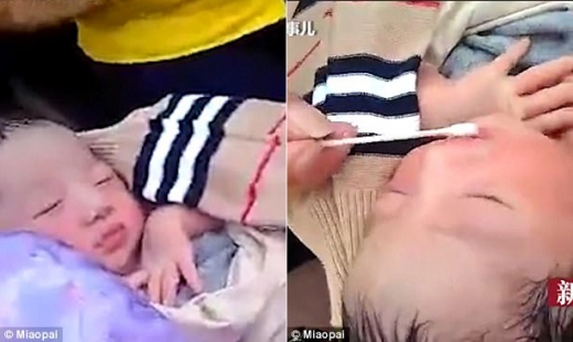 사람들은 탈수 증상을 보이는 아기에게 생수병에 든 물을 면봉에 묻혀 먹이려고 애를 썼다.