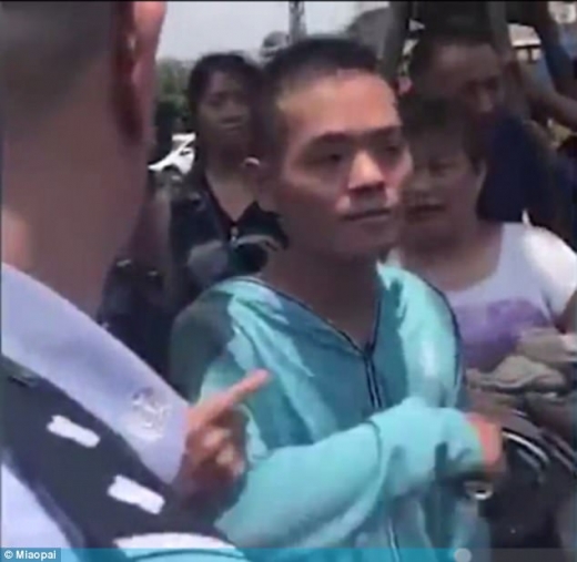 이 배달원은 배송 서비스를 접수한 여성을 직접 만나지는 못했지만 현장에 갔을 때 문제의 소포를 배송해 달라는 얘기는 들었다고 밝혔다.