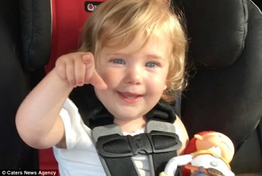 공포스러웠던 순간이 지나자 롤리는 다시 미소지었다.