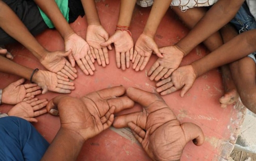 같은 또래 아이들의 손과 견주어봐도 3~4배의 차이를 보인다.