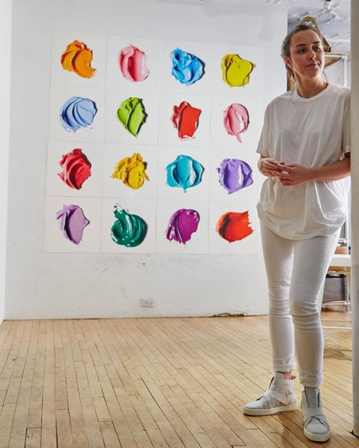 크리스찬 루부탱은 헨드리의 작품에 대해 “그녀의 작품에는 재치가 넘치고 색상을 쓰는 방법에 장인의 기술이 깃들어 있어 매우 마음에 들었다”며 높이 평가했다.