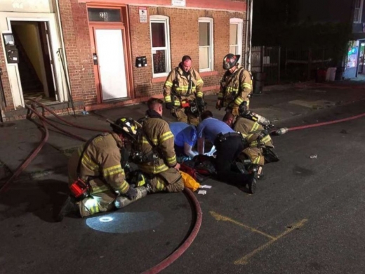 소방관들은 화재 현장에서 구조한 강아지에게 산소를 공급하고 물에 적신 수건으로 감싸는 등 응급처치를 시도했다.