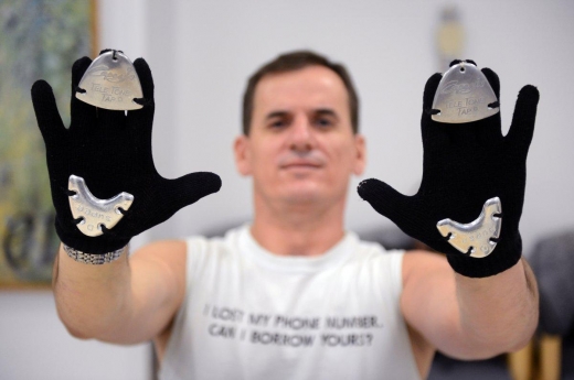 한 환자가 루퍼트가 직접 만든 탭 댄스용 장갑을 자랑하고 있다.