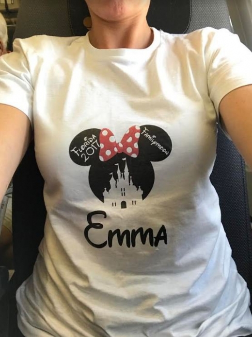 엠마는 자신의 이름이 적힌 미니 마우스 티셔츠 때문에 거금을 지불하고 예약한 라운지를 사용하지 못할뻔 했다.
