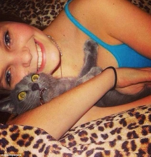 이 고양이는 셀카 찍기가 몹시 당혹스러운 것 같다.