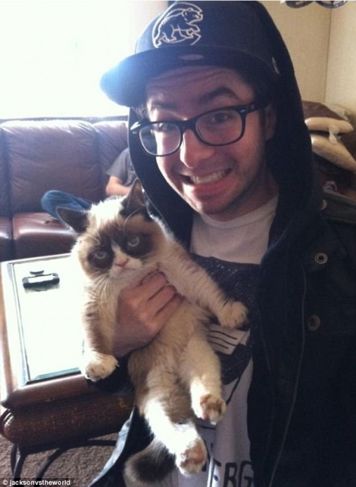 그 유명한 ‘그럼피 캣’ 역시 셀카는 적응하기 힘들어 보인다.